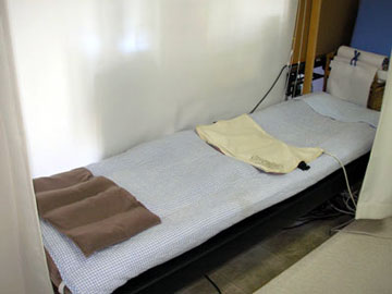 全身の張りをほぐすローラーベッドと血行を良くする交流磁気治療器。