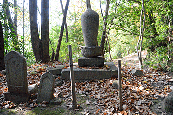 竹林寺境内の墓