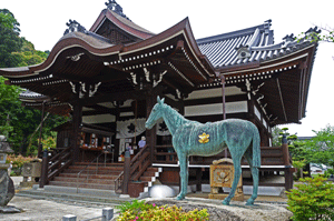 橘寺本堂と黒駒