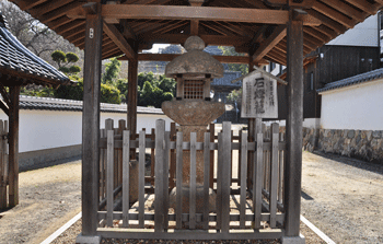当麻寺日本最古の石灯籠