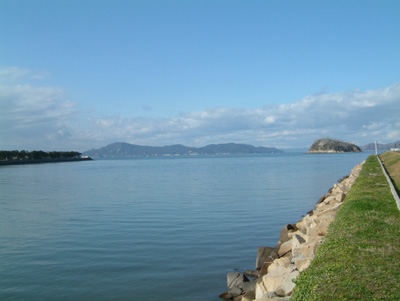 土器川散歩 土器川は香川県で唯一の一級河川で 幹線の川の長さは33ｋｍ 流域面積140ｋｍ２ 全国109個の一級河川のうち長崎県の本明川 長さ21ｋｍ 流域面積87ｋｍ２ についで ２番目に小さい一級河川です 土器川河口の沖合いには無人島の 上