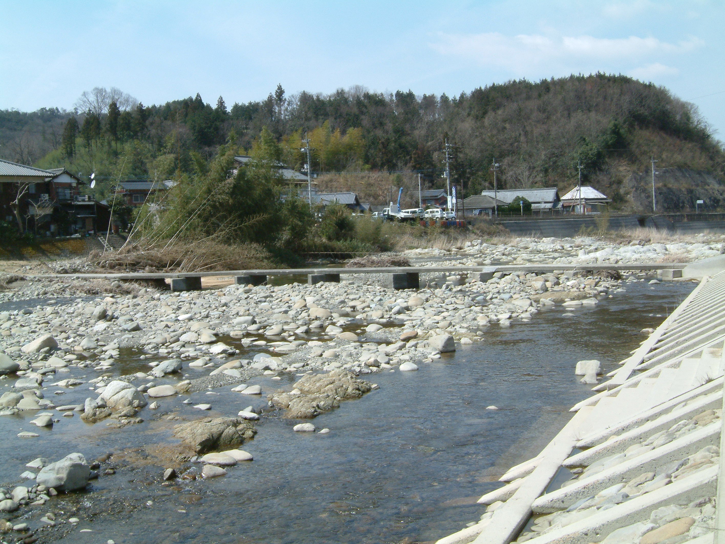 土器川散歩 土器川は香川県で唯一の一級河川で 幹線の川の長さは33ｋｍ 流域面積140ｋｍ２ 全国109個の一級河川のうち長崎県の本明川 長さ21ｋｍ 流域面積87ｋｍ２ についで ２番目に小さい一級河川です 土器川河口の沖合いには無人島の 上