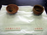 土抗墓から出土した茶碗2個(古墳前期)