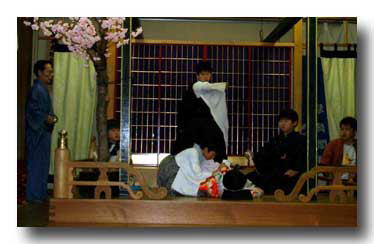 写真：子供歌舞伎の練習風景。振り付けの先生も真剣です。