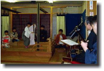 写真：もうすぐ本番。ジカタさんの生の声に合わせて、子供歌舞伎の練習です。