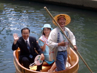 ミス大垣と大垣市長さんがたらいに乗ってにこにこと手を振っている写真です